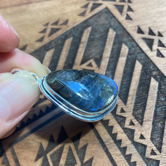 Beautiful Bright Blue flash Labradorite 925 sterling silver pendant - Picture 6 of 12